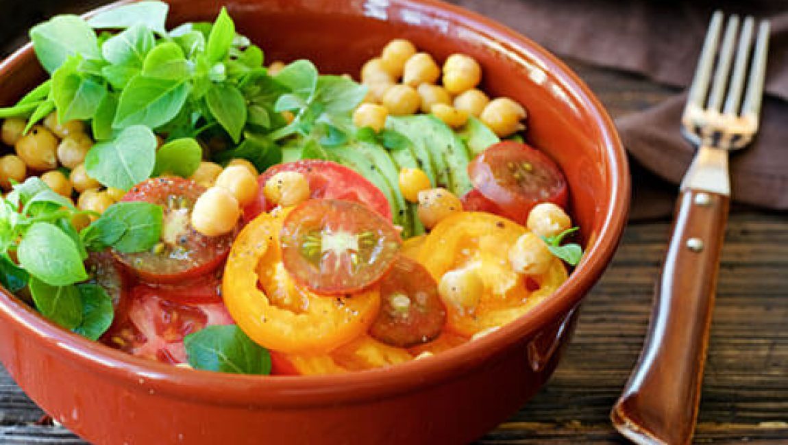Salada de grão, tomate e manjericão: veja a receita