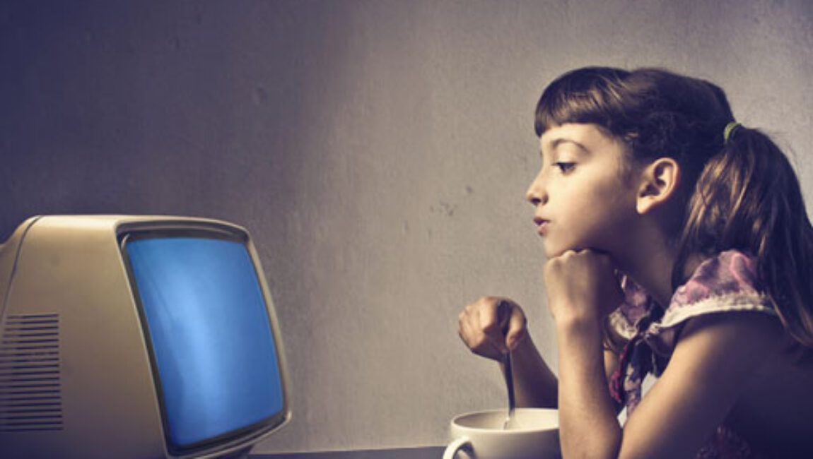 Será que comer enquanto vê televisão engorda?